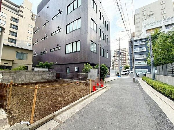 大通りを1本入った閑静な住宅街