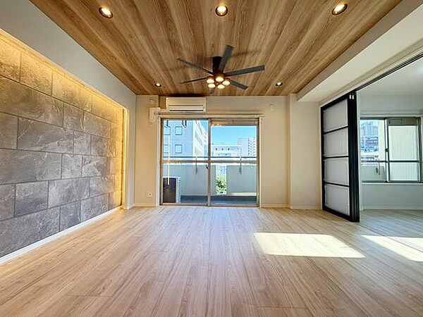 4.5帖の洋室は可動式間仕切りにつきリビングと繋げて利用可能！