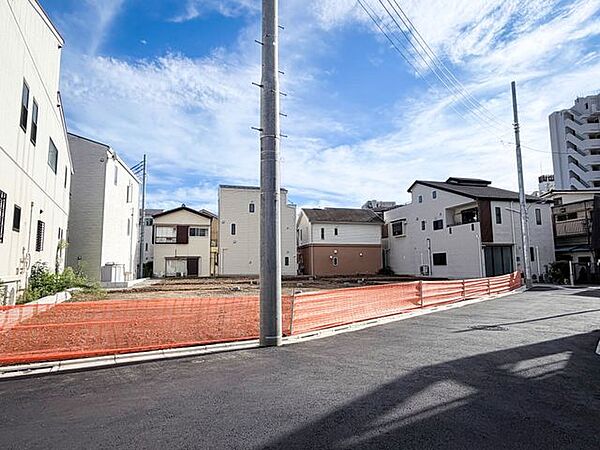 新設舗装の前面公道。7区画の建物が完成すると統一感のある街並みが生まれます