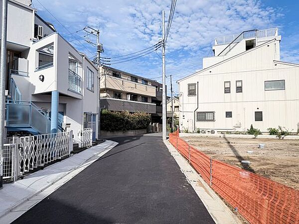 居住者以外の通過交通がほとんどない静かな前面道路。小さなお子様にも安心の環境です