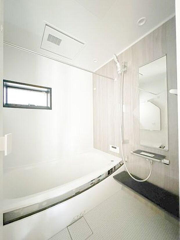 浴室はゆったり1坪タイプを採用　日常の疲れを癒してくれる空間となっております