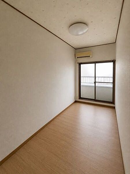 南側約4帖洋室。AIの加工にて室内家具一部を消去しています。