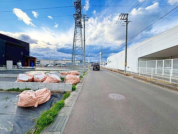 前面道路含む外観