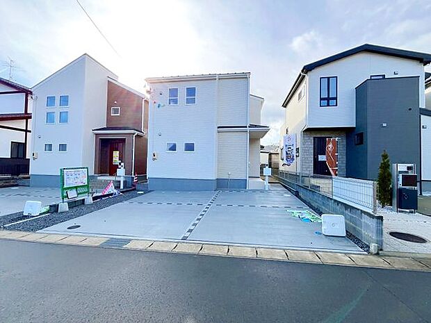 前面道路含む外観