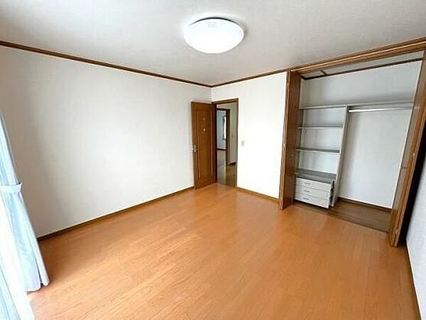 2階　南東側洋室約8帖