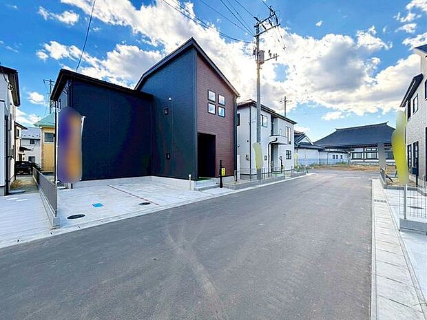 前面道路含む外観