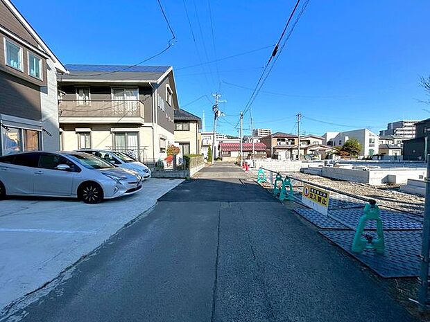 前面道路含む外観