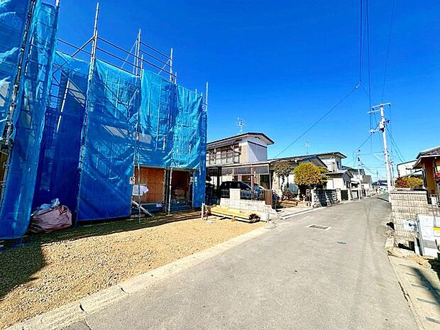 前面道路含む外観