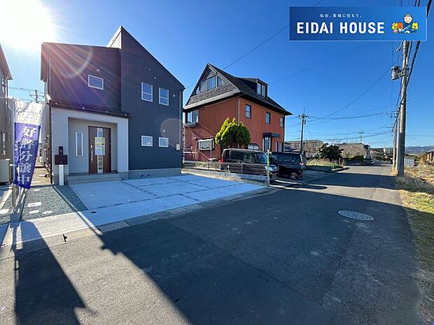 前面道路含む外観