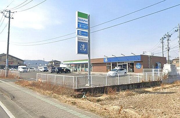 ファミリーマート名取田高店 徒歩11分。 880m