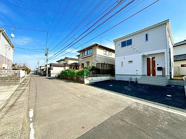 前面道路含む外観