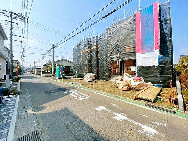 前面道路含む外観