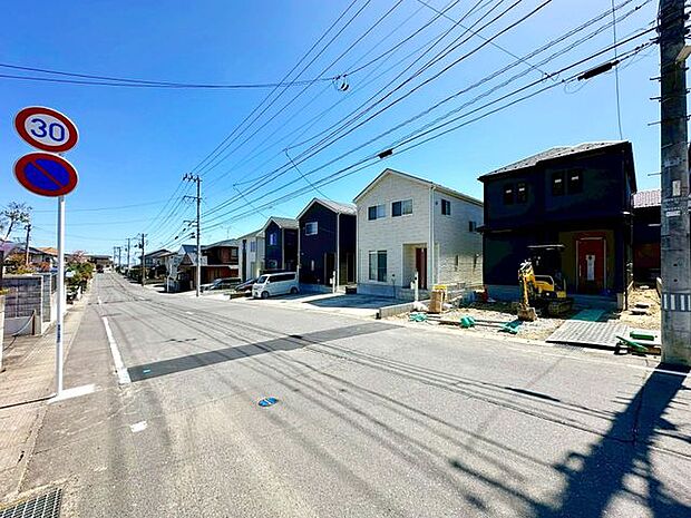 前面道路含む外観