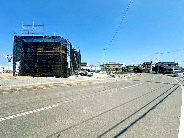 前面道路含む外観