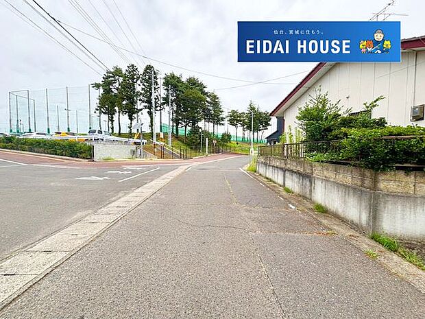 前面道路含む外観