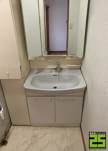 家事効率を極めたキッチン直結の洗面所。