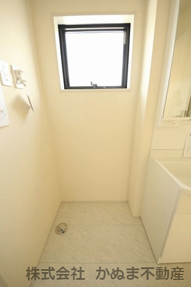 〇室内洗濯機置き場〇　充分な洗濯スペース。小窓もついているので、換気もできます！/2024.3.22撮影。