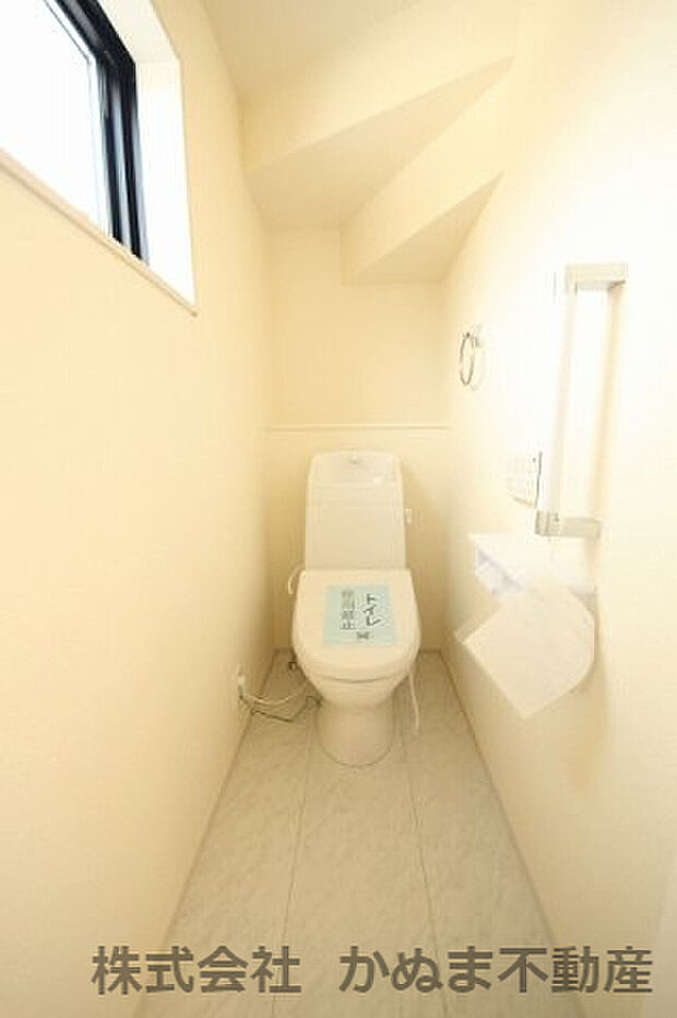 〇1階トイレ〇　トイレットペーパーなどを収納できるスペース、タオル掛け付きのトイレです！/2024.3.22撮影。