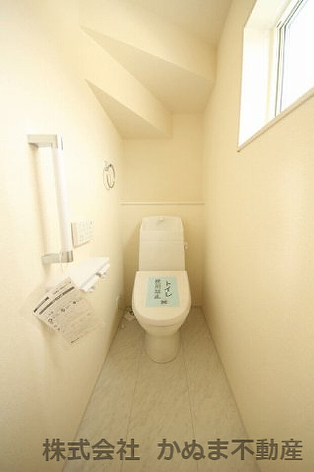 〇1階トイレ〇　トイレットペーパーなどを収納できるスペース、タオル掛け付きのトイレです！/2024.3.22撮影。