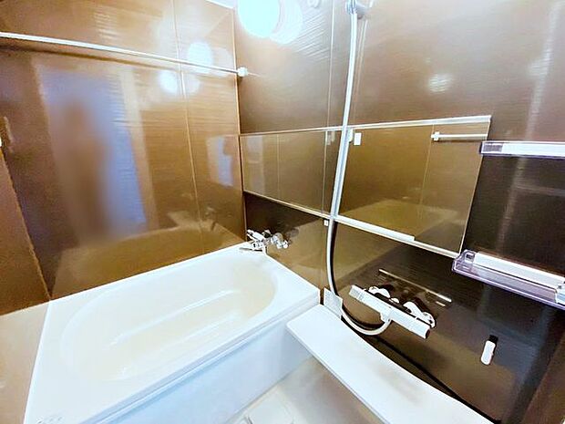 ●バスルーム快適な使い心地とゆとりある空間が1日の疲れを解きほぐすバスルーム。空間も浴槽もゆったりのびのび使えるゆとり設計。広く感じるゆとり設計で快適なリラックスタイムを過ごせます。