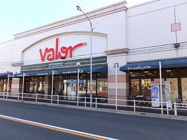 バロー 滝川店■～食べて美味しい価格ある食材をバローから食卓へ～豊かでおいしい食生活を、バローオリジナル商品多数。 910m