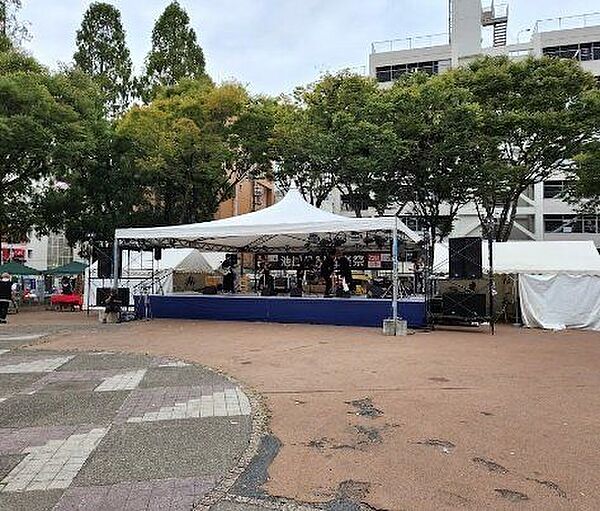 池田公園■緑いっぱいの自然に囲まれた公園です。お父さんの休日には運動用具をもってキャッチボールしたり、サッカーしたりと幅広い遊びを可能にしてくれます。 500m