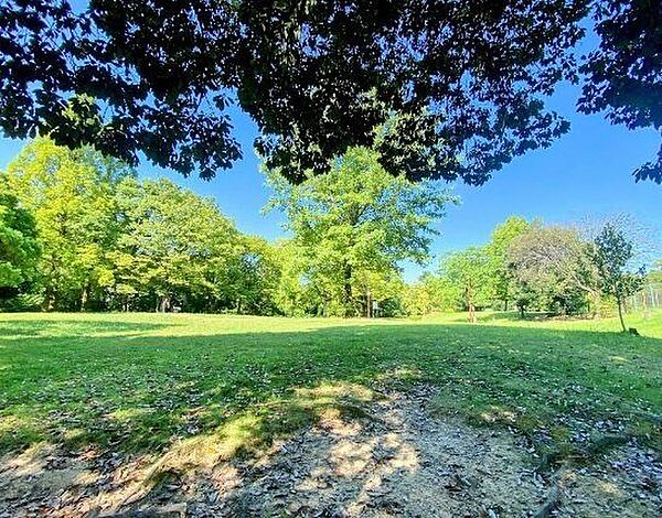 鹿子公園■緑いっぱいの自然に囲まれた公園です。お父さんの休日には運動用具をもってキャッチボールしたり、サッカーしたりと幅広い遊びを可能にしてくれます。 390m