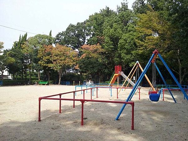 八事富士見公園■緑いっぱいの自然に囲まれた公園です。お父さんの休日には運動用具をもってキャッチボールしたり、サッカーしたりと幅広い遊びを可能にしてくれます。 820m