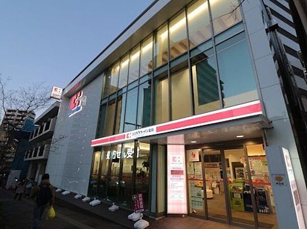 ココカラファイン八事日赤前店■医薬品・化粧品・日用雑貨などを取り扱っており、処方箋の受け取りも可能です。食品もあるので、とても便利ですね！ 930m