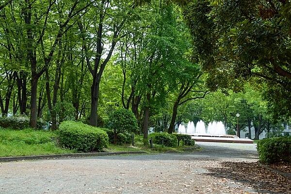 吹上公園■緑いっぱいの自然に囲まれた公園です。お父さんの休日には運動用具をもってキャッチボールしたり、サッカーしたりと幅広い遊びを可能にしてくれます。 430m
