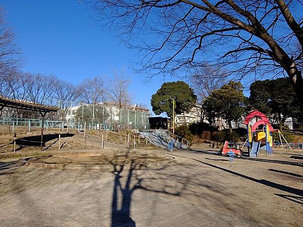 山吹谷公園■緑いっぱいの自然に囲まれた公園です。お父さんの休日には運動用具をもってキャッチボールしたり、サッカーしたりと幅広い遊びを可能にしてくれます。 570m