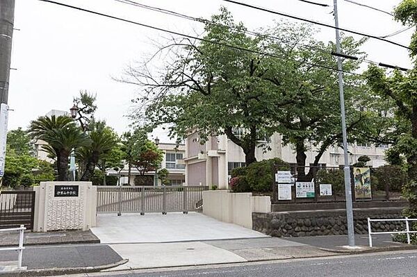 名古屋市立伊勢山中学校■2024年度より新制服が導入されました。新制服に伴い、校則の改定についても準備を進めています。 1040m