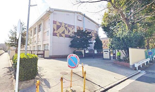 名古屋市立千種中学校■南側に東海病院、東と西に高層住宅、北側には矢田川堤防があり、閑静な教育環境にあります。 2668m