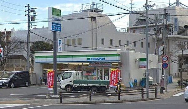 ファミリーマート自由ケ丘店■「あなたとコンビに」ファミリーマート。24時間営業のコンビニは生活環境に欠かせません♪Tカードなどがご利用いただけます！ 70m