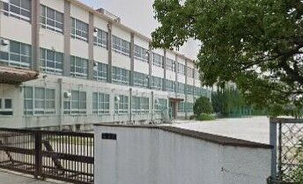 楠中学校■修学旅行や野外学習など様々な行事を行っており、職場体験学習など、学活や総合の時間を使って「働くこと」についてより深く学習していく機会を設けています。 2000m