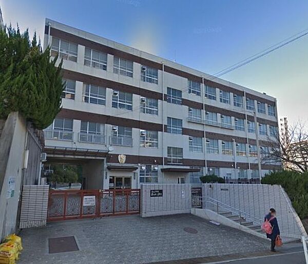 名古屋市立星ヶ丘小学校■生活の中で、常に主体性、協調性を培い、児童一人一人の個性を尊重し、心身ともに健やかで、人間性豊かな実践力のある児童を育成することを教育目標として掲げています。 180m