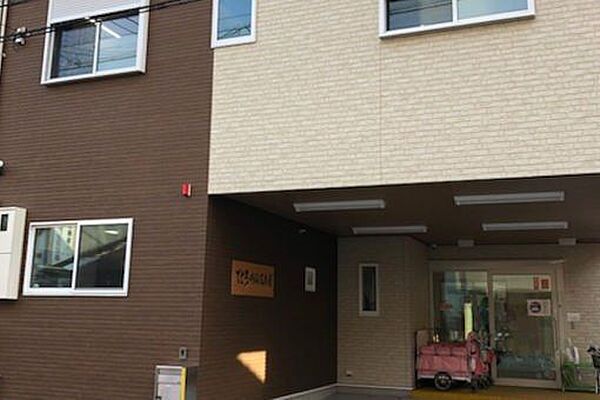 てとろ明倫保育園■2歳児～5歳児を対象に、月に2回程度、英語にふれる時間を設けています。また、3歳児以上を対象に月に3回程度、専門の先生から体育の指導を受けています。 360m