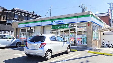 ファミリーマート昭和滝川町店■「あなたとコンビに」ファミリーマート。24時間営業のコンビニは生活環境に欠かせません♪Tカードなどがご利用いただけます! 560m