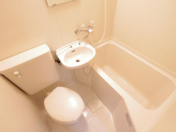 画像5:ワンルームの定番！ユニットタイプのお風呂とトイレ。