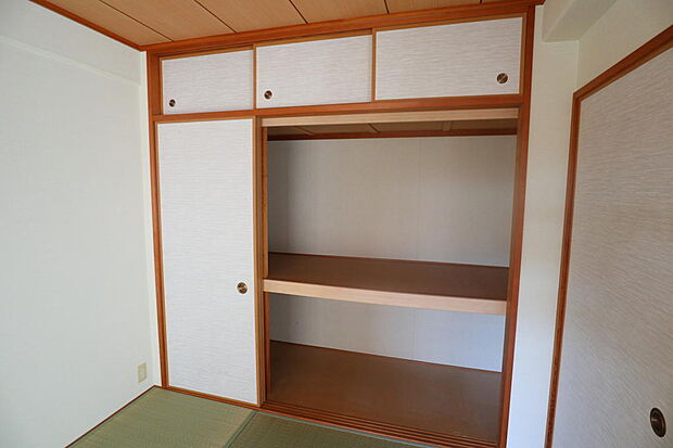 和室には天袋付きの大きな押入れ収納があります。