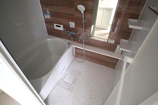 新品入れ替え済の換気乾燥暖房機完備の浴室です。