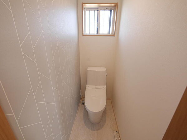 小窓があり明るく風通し良い２階トイレです。