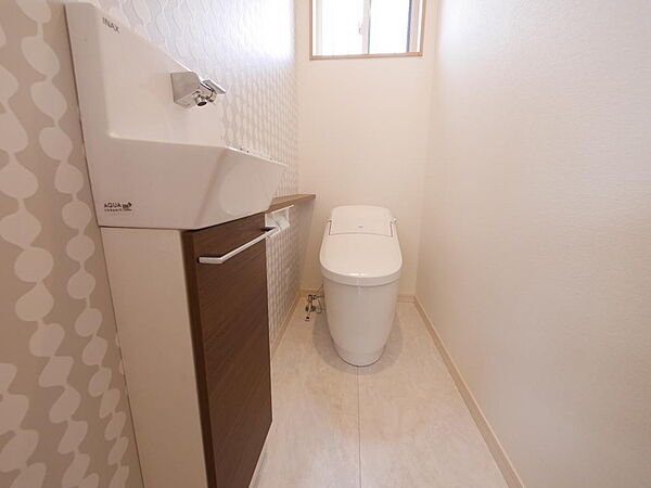 手洗いカウンター付きの1階トイレはタンクレスです。