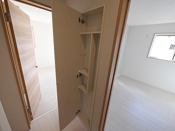 ２階トイレ用の収納スペースです。ペーパー等の収納に使用します。