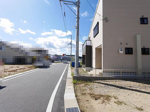近隣にはスーパーやドラッグストアがあります。同時期に建築の進む新しい街並みです。