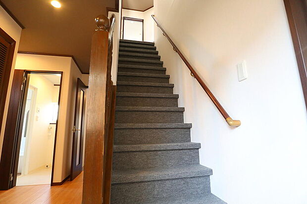 階段は上がり降りしやすく安全なカーペット張りと手すりも設置しております。