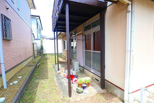 バルコニーを雨除けにした物干しスペースがあります。