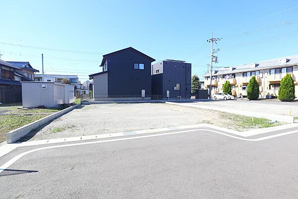 3号地。奥が公園の為進入車両が少なく安心な区画です。前面道路も6ｍ～8ｍで駐車も楽々。