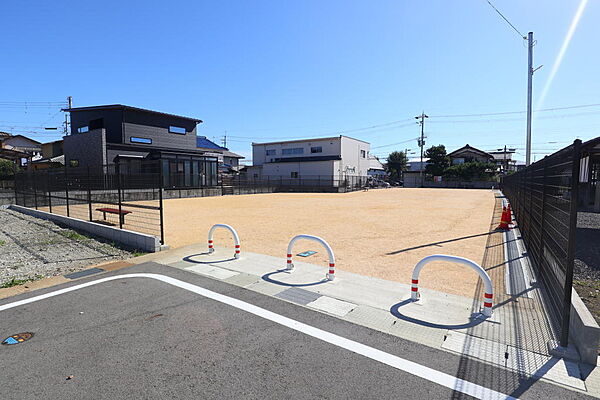 分譲地内の公園。小さいお子様も家にこもりがちなお子様も行きやすく、保護者の目も届く安心な距離。