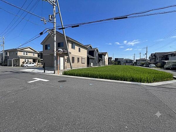 角地で北西側にも建物がなく開放的な立地です。